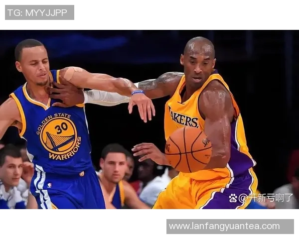 镜头捕捉:NBA赛场小动作引发热议 镜头捕捉:NBA赛场小动作引发热议