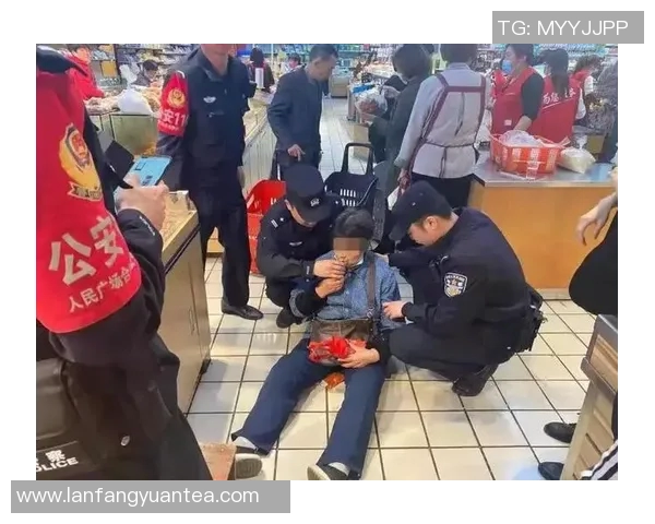 球员比赛中晕倒送医,所幸无生命危险 球员比赛中晕倒送医,所幸无生命危险