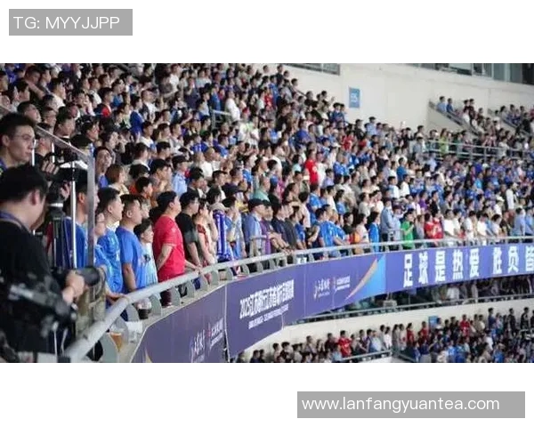 球迷高唱国歌全场合唱，画面震撼人心