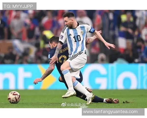 镜头捕捉:梅西赛场小动作引发热议 镜头捕捉:梅西赛场小动作引发热议