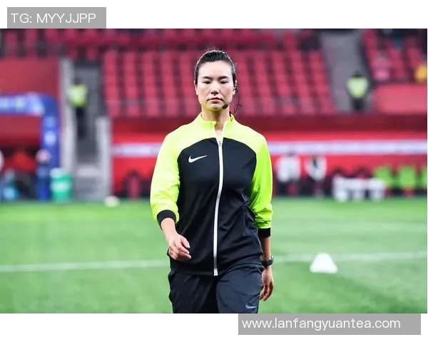 中国足球裁判首次执法欧战 国际足联高度评价其专业表现 中国足球裁判首次执法欧战 国际足联高度评价其专业表现